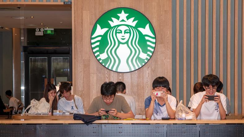 当星巴克的空间“自救”野心,碰上小红书的流量赌局